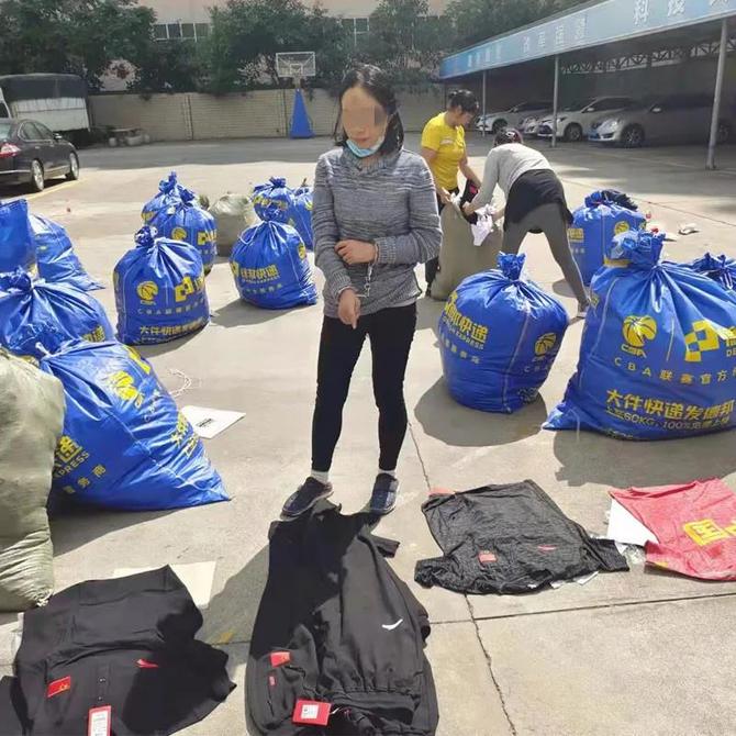 犯罪嫌疑人指认自己销售的假冒品牌服装