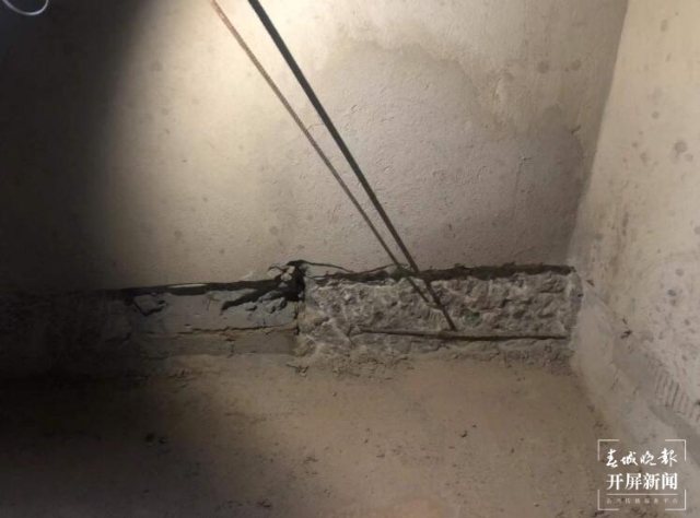 装修新房发现墙里有泡沫塑料（刘嘉 摄）