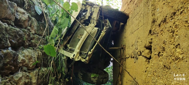 惊险！玉溪一男子醉酒开车打瞌睡，车辆冲下山崖30米…（开屏新闻记者 李春丽 通讯员 普德辉 何建文 摄）