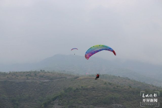 2021年“中国·萨王纳”元江滑翔伞邀请赛正式开赛（开屏新闻记者 李春丽 通讯员 郑翔 李文军 摄）