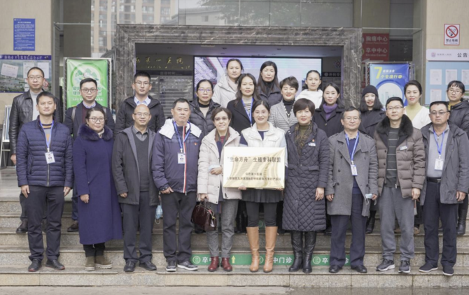 授牌仪式合影留念