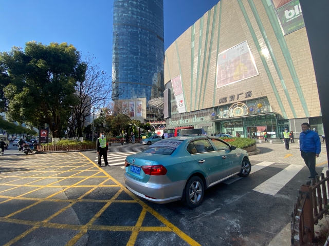 昆明市首个商业中心巡游出租汽车专用通道试运行(供图)