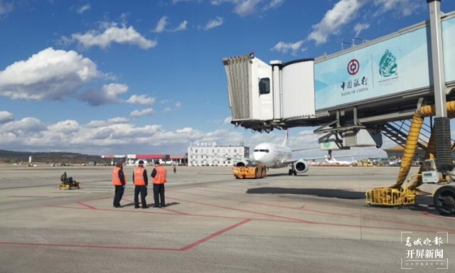 首架救灾航班紧急飞往丽江（开屏新闻记者 曹婕 通讯员 叶勤茹 王浩帆 王舸屹 杨茜 摄）