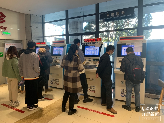 开屏观察｜走出“数字迷宫”，如何让老年人在智慧就医道路上不掉队？（开屏新闻记者 艾子文 摄）