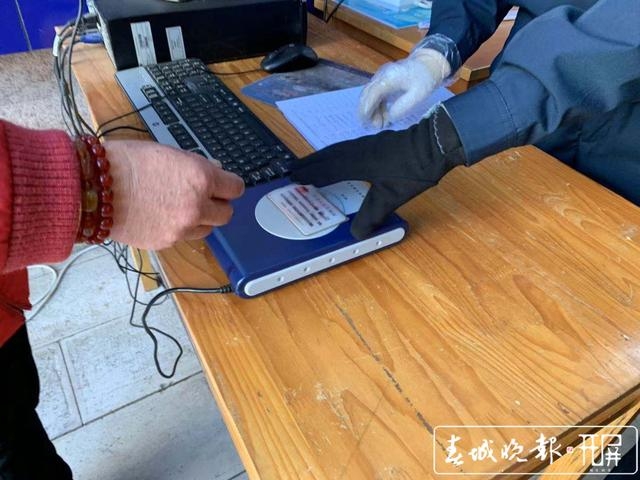 开屏观察｜走出“数字迷宫”，如何让老年人在智慧就医道路上不掉队？（开屏新闻记者 艾子文 摄）