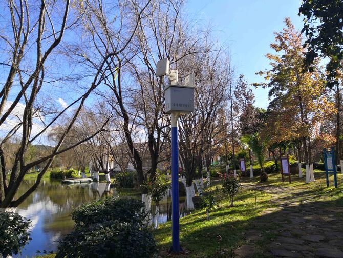 矗立在和景苑公园的无线AP接入点（12月30日摄）