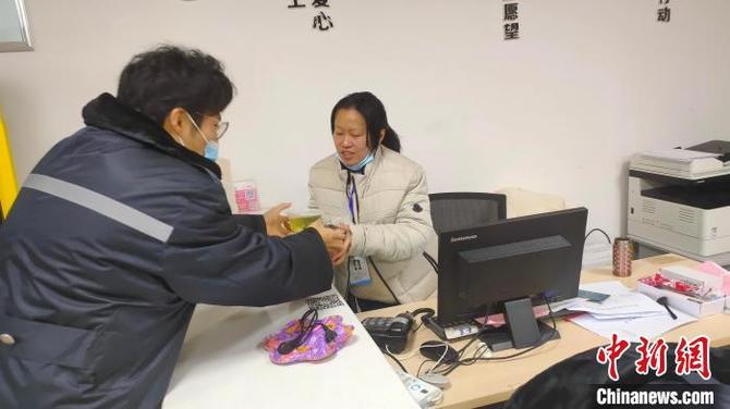 南京小伙陆远在西安一社区当志愿者。 受访者供图 南京小伙陆远在西安一社区当志愿者。 受访者供图