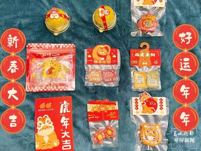 新年元素的宠物用品持续热销（马艺宁 实习生 梁燕灏宇 杨宇婷 摄）