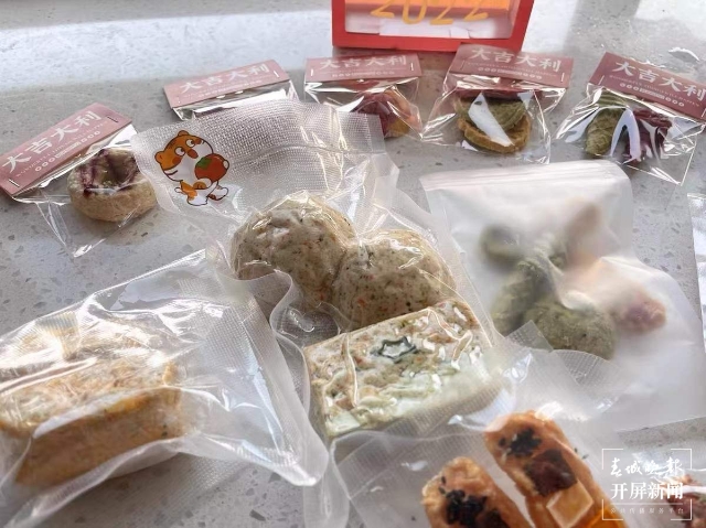 新年元素的宠物用品持续热销（马艺宁 实习生 梁燕灏宇 杨宇婷 摄）