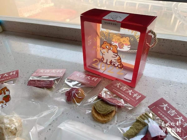 新年元素的宠物用品持续热销（马艺宁 实习生 梁燕灏宇 杨宇婷 摄）