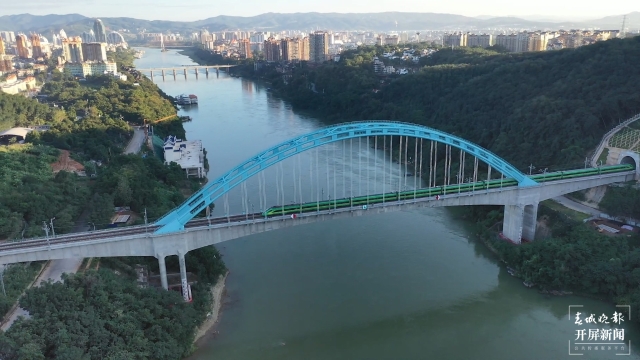 云南铁路（开屏新闻记者 孙江荭 通讯员 何思远 陈畅 梁颖 摄）