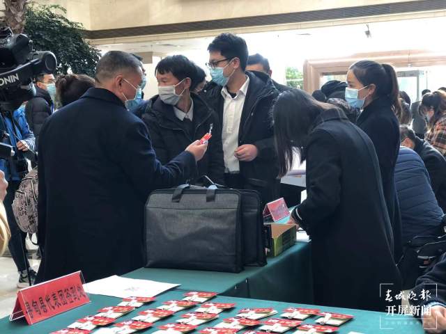 为民“代言” 昆明市人大代表携民意报到(开屏新闻记者摄)