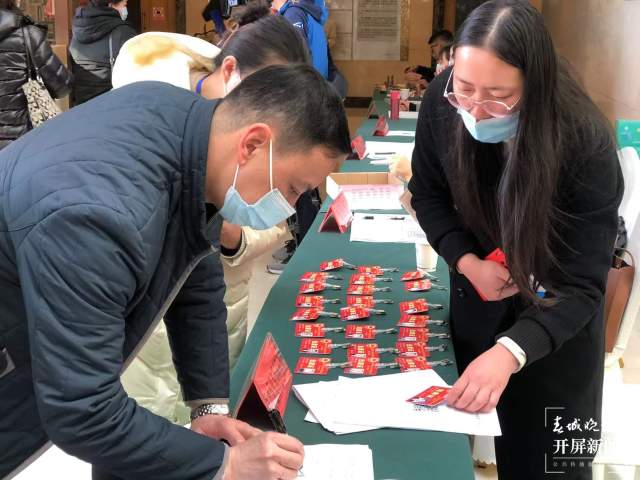 为民“代言” 昆明市人大代表携民意报到(开屏新闻记者摄)