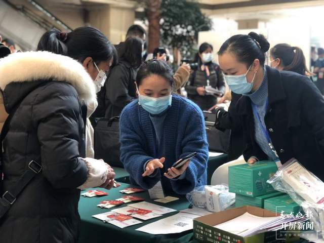 为民“代言” 昆明市人大代表携民意报到(开屏新闻记者摄)