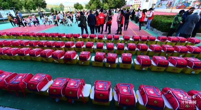 新春走基层|一百余份暖冬包送进红河建水王马寨小学(春城晚报-开屏新闻记者 马雯 通讯员 卢维前 李金琳 摄)