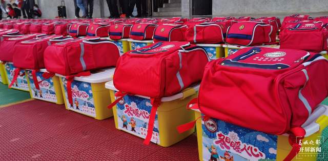 新春走基层|一百余份暖冬包送进红河建水王马寨小学(春城晚报-开屏新闻记者 马雯 通讯员 卢维前 李金琳 摄)