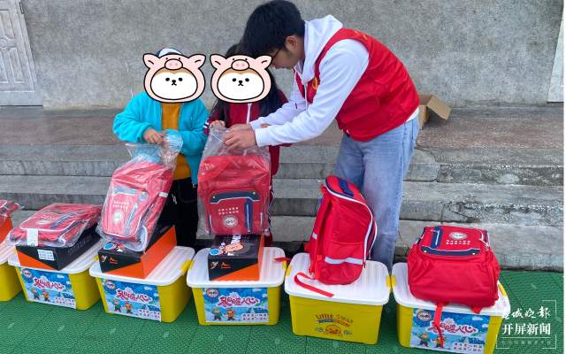 新春走基层|一百余份暖冬包送进红河建水王马寨小学(春城晚报-开屏新闻记者 马雯 通讯员 卢维前 李金琳 摄)
