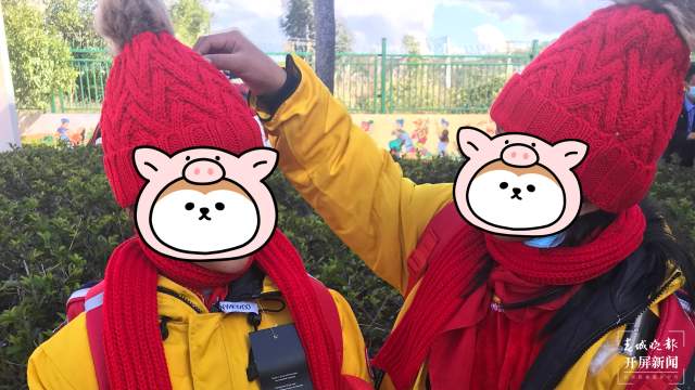 新春走基层|一百余份暖冬包送进红河建水王马寨小学(春城晚报-开屏新闻记者 马雯 通讯员 卢维前 李金琳 摄)