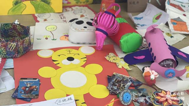 新春走基层|一百余份暖冬包送进红河建水王马寨小学(春城晚报-开屏新闻记者 马雯 通讯员 卢维前 李金琳 摄)