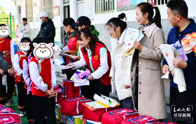 新春走基层|一百余份暖冬包送进红河建水王马寨小学(春城晚报-开屏新闻记者 马雯 通讯员 卢维前 李金琳 摄)