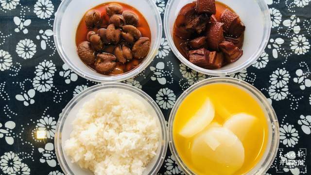 昆明一餐馆张贴告示:愿为困难之人提供免费“简餐”(开屏新闻记者 林舒佳 实习生 崔睿娴 张媛源 摄)