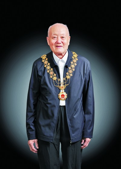 他们的卓越贡献高扬在共和国的旗帜上 他们的卓越贡献高扬在共和国的旗帜上