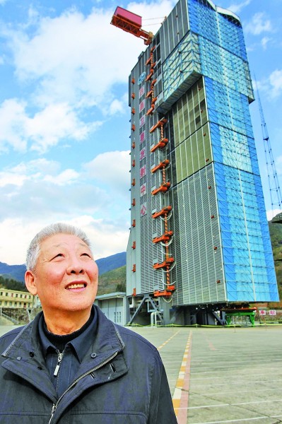 他们的卓越贡献高扬在共和国的旗帜上 他们的卓越贡献高扬在共和国的旗帜上