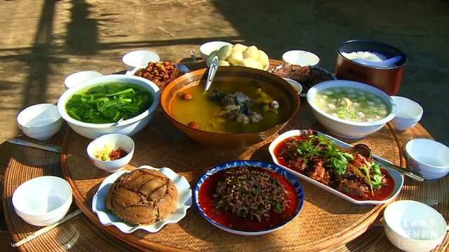 保山昌宁：聊家常 品美食 庆团圆 喷香年夜饭承载着满满心意