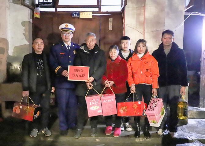 慰问代启勇家属