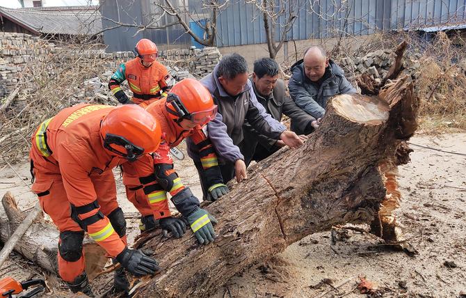 与村民合力搬移倒木