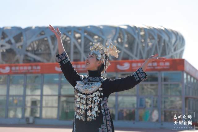 荣耀时刻！云南富源水族姑娘肖然在冬奥会开幕式上参与传递国旗（蒋琼波 通讯员 邹玲凤 李泽慧 摄）