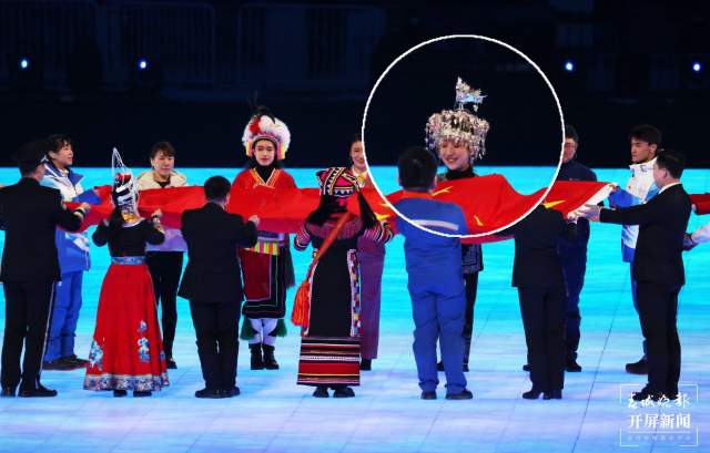 荣耀时刻！云南富源水族姑娘肖然在冬奥会开幕式上参与传递国旗（蒋琼波 通讯员 邹玲凤 李泽慧 摄）