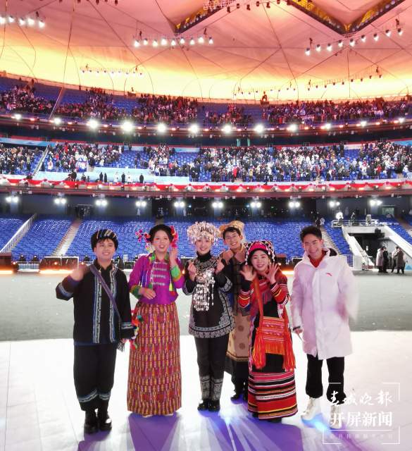 荣耀时刻！云南富源水族姑娘肖然在冬奥会开幕式上参与传递国旗（蒋琼波 通讯员 邹玲凤 李泽慧 摄）