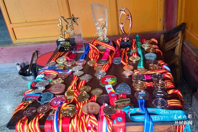 刘荣胜获得奖杯、奖牌(部分) (2)(12811924)-20220207215120.jpg