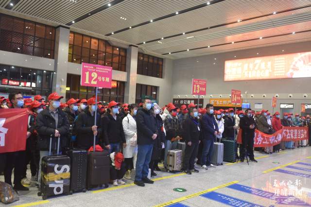 劳务输出!镇雄首批2400余人乘专车专列到省外务工挣钱 申时勋 通讯员 胡琼 邓琳 毛君胜 安辉张波 万祖东 碎金 摄