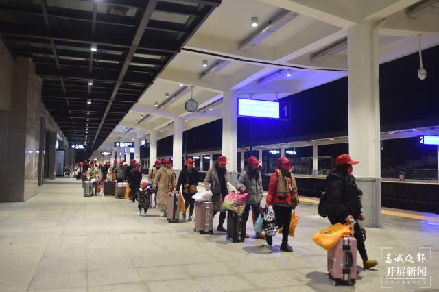 劳务输出!镇雄首批2400余人乘专车专列到省外务工挣钱 申时勋 通讯员 胡琼 邓琳 毛君胜 安辉张波 万祖东 碎金 摄