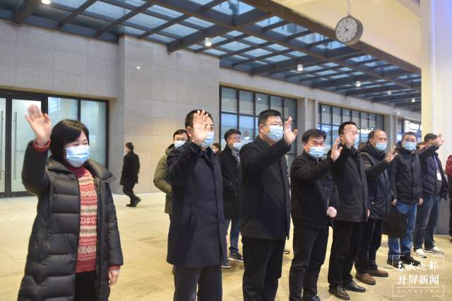 劳务输出!镇雄首批2400余人乘专车专列到省外务工挣钱 申时勋 通讯员 胡琼 邓琳 毛君胜 安辉张波 万祖东 碎金 摄