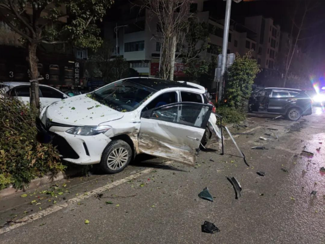 转弯让直行?都因为未减速观察 两车同责(警方供图)