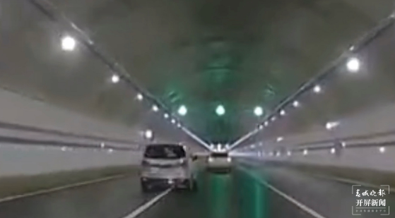 男子新昆楚高速隧道内“见缝插针”实线变道撞两车！ 警方供图