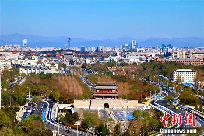 吕舟:北京中轴线为何是中华文明的独特见证? 2021年11月,北京阳光明媚,中轴线一带秋色迷人。北京中轴线北起钟鼓楼,向南经过万宁桥、景山、故宫、天安门广场、正阳门,至永定门,贯穿北京老城南北,全长约7.8公里。<a target='_blank' href='/'><p align=