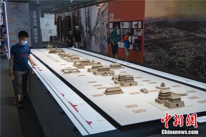 吕舟:北京中轴线为何是中华文明的独特见证? 2020年8月,少年儿童在北京首都博物馆参观“读城——探秘北京中轴线”展览,了解北京城历史知识。<a target='_blank' href='/'><p align=