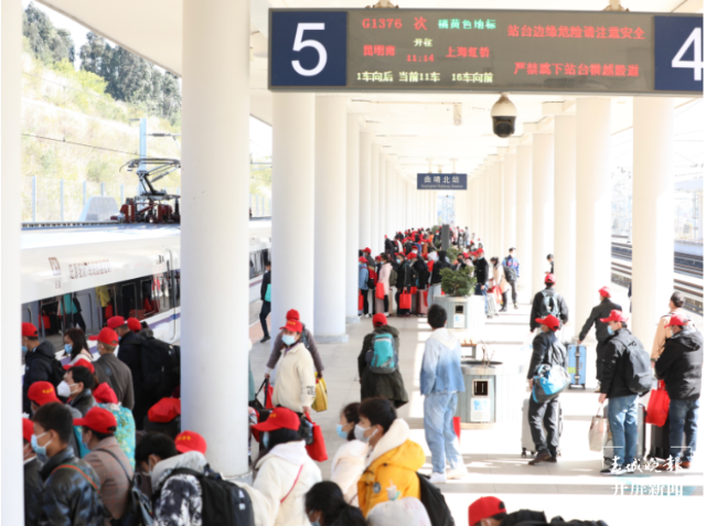 云南曲靖800多名务工人员乘“务工专列”外出就业（开屏新闻记者孙江荭）