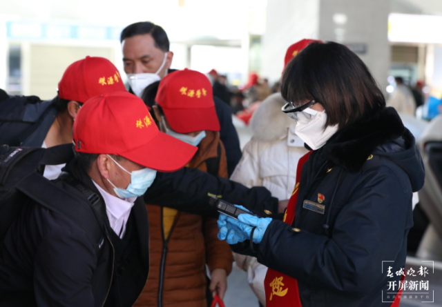 云南曲靖800多名务工人员乘“务工专列”外出就业（开屏新闻记者孙江荭）