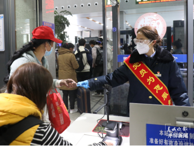 云南曲靖800多名务工人员乘“务工专列”外出就业（开屏新闻记者孙江荭）