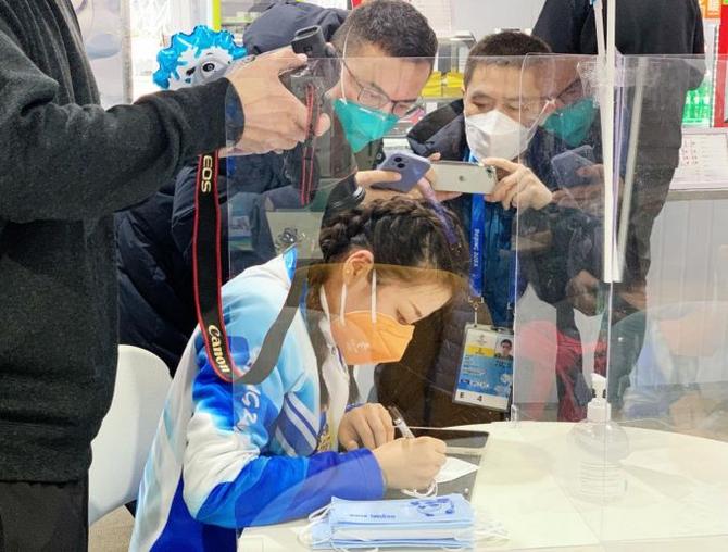 冬奥志愿者手绘“冰墩墩”口罩 外媒赞叹Magic 冬奥志愿者手绘“冰墩墩”口罩 外媒赞叹Magic