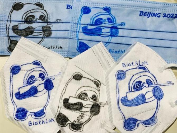 冬奥志愿者手绘“冰墩墩”口罩 外媒赞叹Magic 冬奥志愿者手绘“冰墩墩”口罩 外媒赞叹Magic