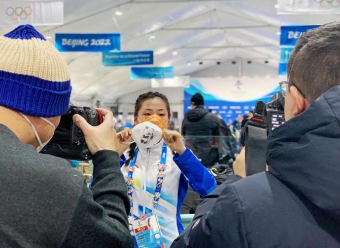 冬奥志愿者手绘“冰墩墩”口罩 外媒赞叹Magic 冬奥志愿者手绘“冰墩墩”口罩 外媒赞叹Magic
