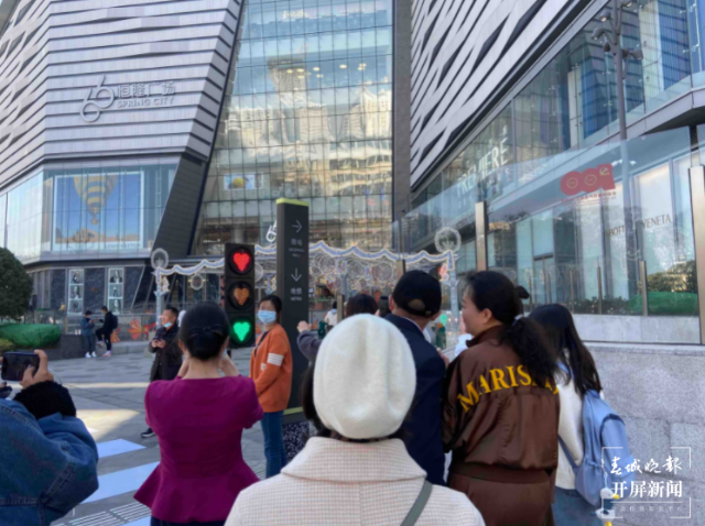 情人节氛围拉满！昆明也有“爱心红绿灯”啦，打卡不？（开屏新闻记者 马艺宁 实习生 杨宇婷 摄）