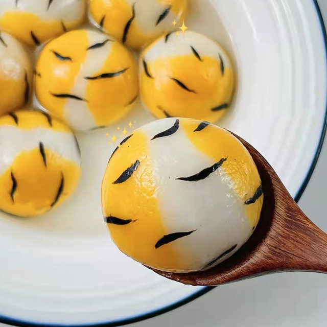 开屏观察 | 坚果汤圆、老虎汤圆......元宵节汤圆热销，新式和传统你更爱哪款？（开屏记者朱婉琪和孙江荭摄）