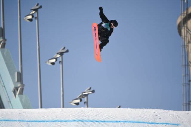 苏翊鸣夺得单板滑雪男子大跳台金牌（新华社）